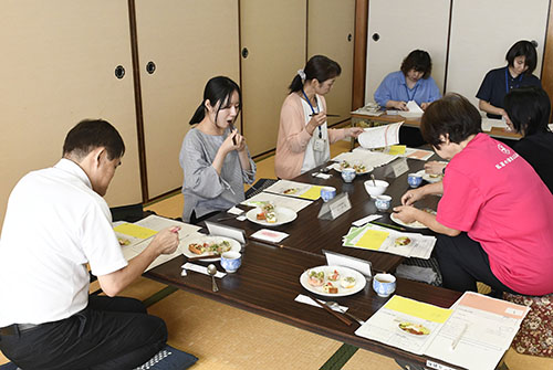 試食で味を確かめる様子