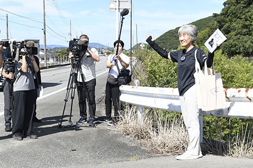 香月に関する逸話を報道関係者に説明する田中さん