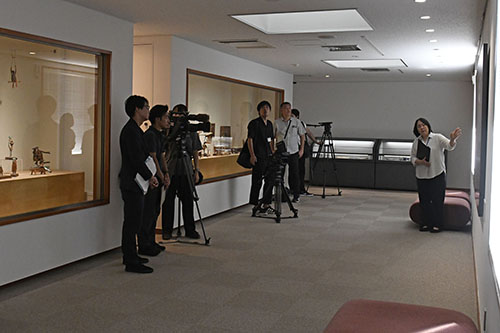 香月泰男美術館で学芸員の解説を聞く報道陣
