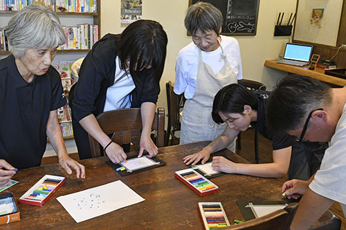 三隅地域の飲食店でアート制作体験をする様子