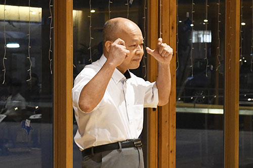 手話であいさつする大谷副市長
