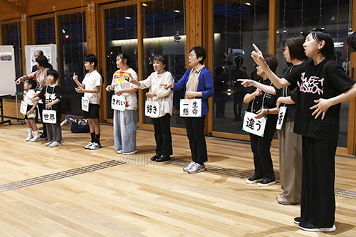 歌を手話で表現する様子
