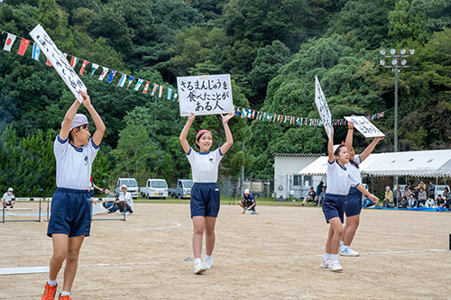 「俵山に元気を届けよう障害走」で」借り人のお題を持つ小学生