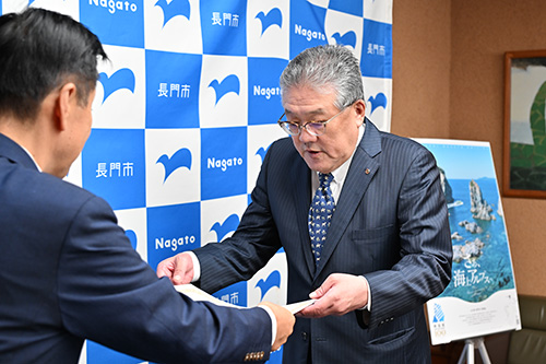 中原組の中原文典代表取締役へ感謝状を贈呈する様子