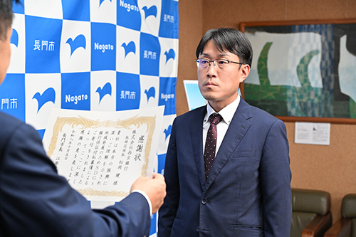 西京銀行の松尾直晃支店長へ感謝状を贈呈する様子
