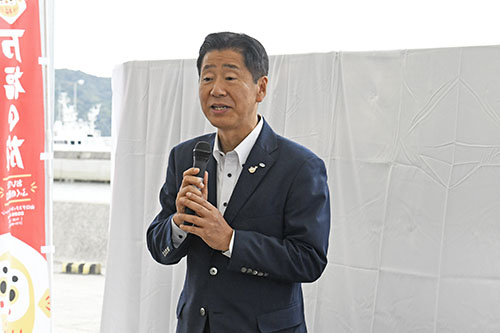 あいさつする江原市長
