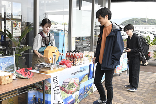 抽選会にのぞむ来場者