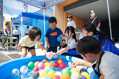ヨーヨー釣りを楽しむ子ども