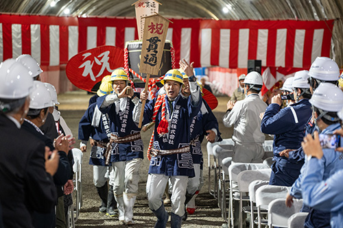 樽神輿を担ぐ施工業者