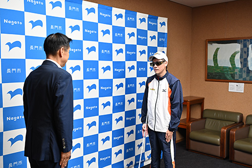 江原市長が上永さんを激励する様子