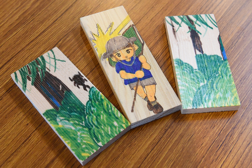 かまぼこ板に絵を描いた作品