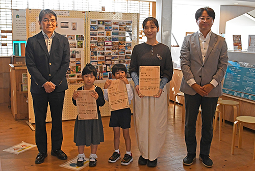 最優秀賞に選ばれた岡崎千夏さん(右から2人目)、足利優真さん(中央)、岡重花音さん(左から2人目)