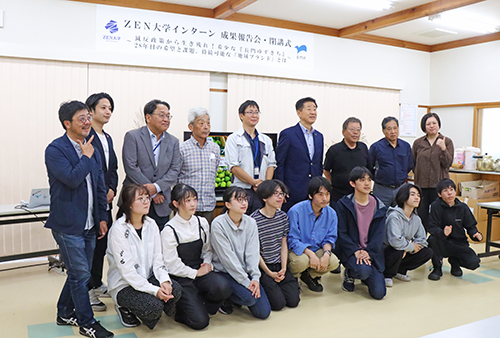 ZEN大学の学生と関係者による記念撮影