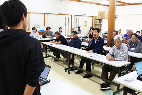 学生のアイデアを講評する様子