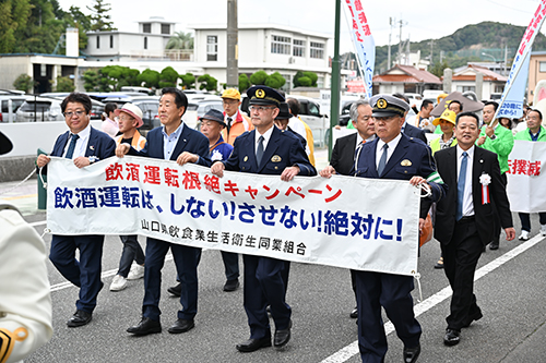 飲酒運転根絶キャンペーンの幕を持つ江原市長ら