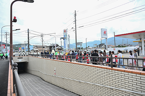 正明市交差点へ向かうパレード