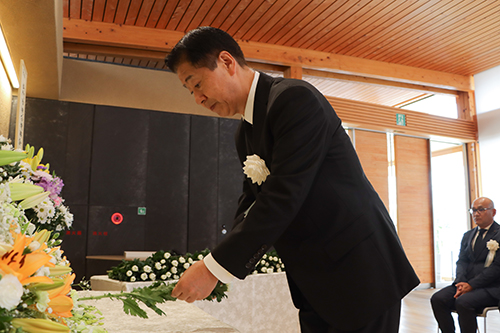 献花をする江原市長