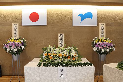 本庁1階ロビーに設置された献花台