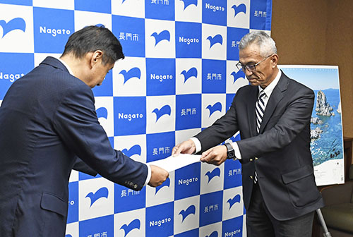 要望書を江原市長に手渡す末永会長(右)