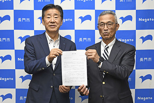 要望書を手にする末永会長(右)と江原市長