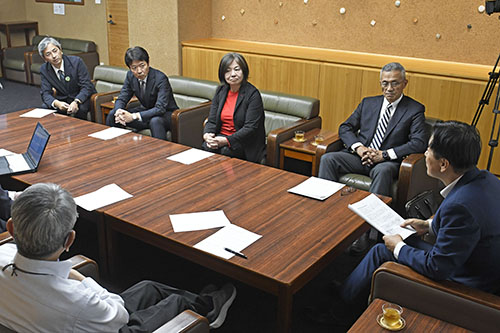 予算の内容について意見を交換する様子