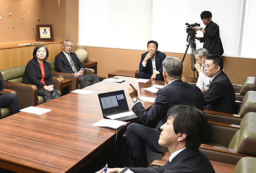 長門市の観光動向について説明を受ける江原市長(中央奥)