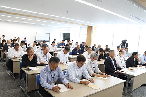 説明会に出席した部長・課長級の職員ら