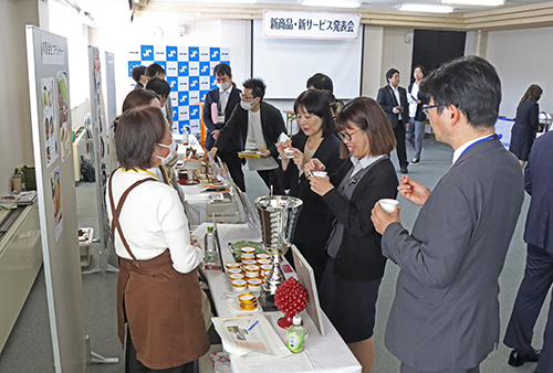 新商品を試食する参加者