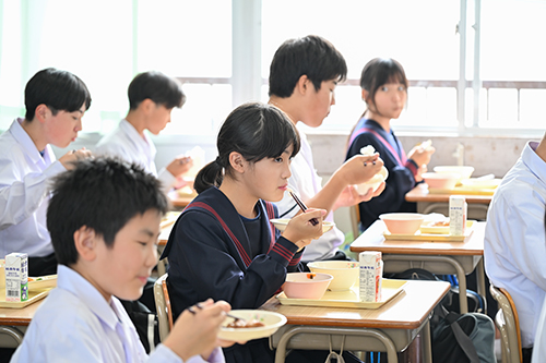 給食を食べる生徒