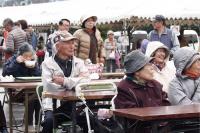 地域の住民を中心に、あいにくの雨のなか多くの人が来場