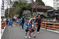 子どもたちによる子どもみこしが温泉街を練り歩く