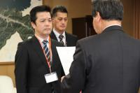 山口県からの派遣職員に辞令が交付される