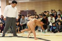 土俵際でぎりぎりの勝負
