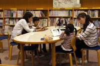 夜の静かな空間で図書館を楽しむ家族