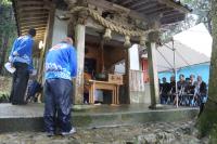 雨の中、麻羅観音堂で法要が行われた