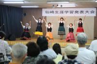 「フォークダンスカルミア」が3曲のダンスを披露