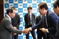 握手を交わす山東省栄成市の廬永桓商務局長（右）と大西市長