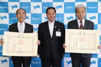 瑞宝双光章を受章した入江寛さん（左）と瑞宝單光章を受章した宗重宏和さん