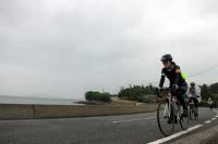 油谷湾の美しい海岸線をのぞみながら自転車をこぐ