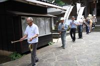 「サバー送り」の一行が飯山八幡宮を出発