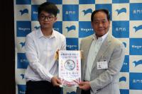 ライオンズクラブのクラブ旗を受け取る市長