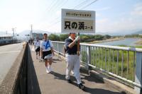 道路や歩道のごみを拾いながら各コースを歩く