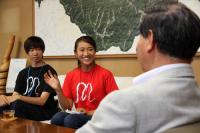 俵山の一番の魅力は温かい「人」と話す木島さん（写真中央）