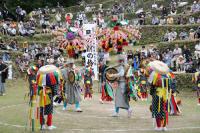 鮮やかな衣装が楽桟敷を彩る江良楽踊保存会の「楽踊り月の前の怜楽」