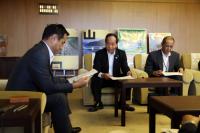 村岡知事に長門湯本温泉観光まちづくり計画の説明をする大西市長