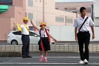 秋の全国交通安全運動に合わせ、交通立哨する大西市長