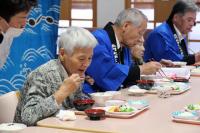 鯨の竜田揚げを美味しそうに食べる