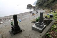 日露兵士の墓碑がある通地区の大越の浜で清掃活動