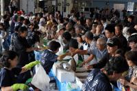 新鮮な魚介類を求めて多くの人が朝から並んだ直売会