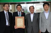 木のぬくもりをお客様にも感じていただければと坪内支店長
